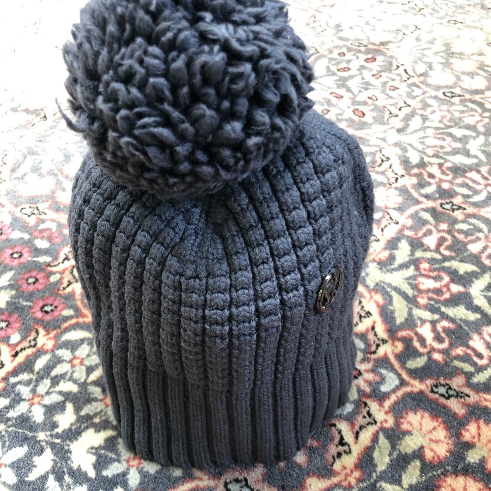 Lululemon beanie with pom